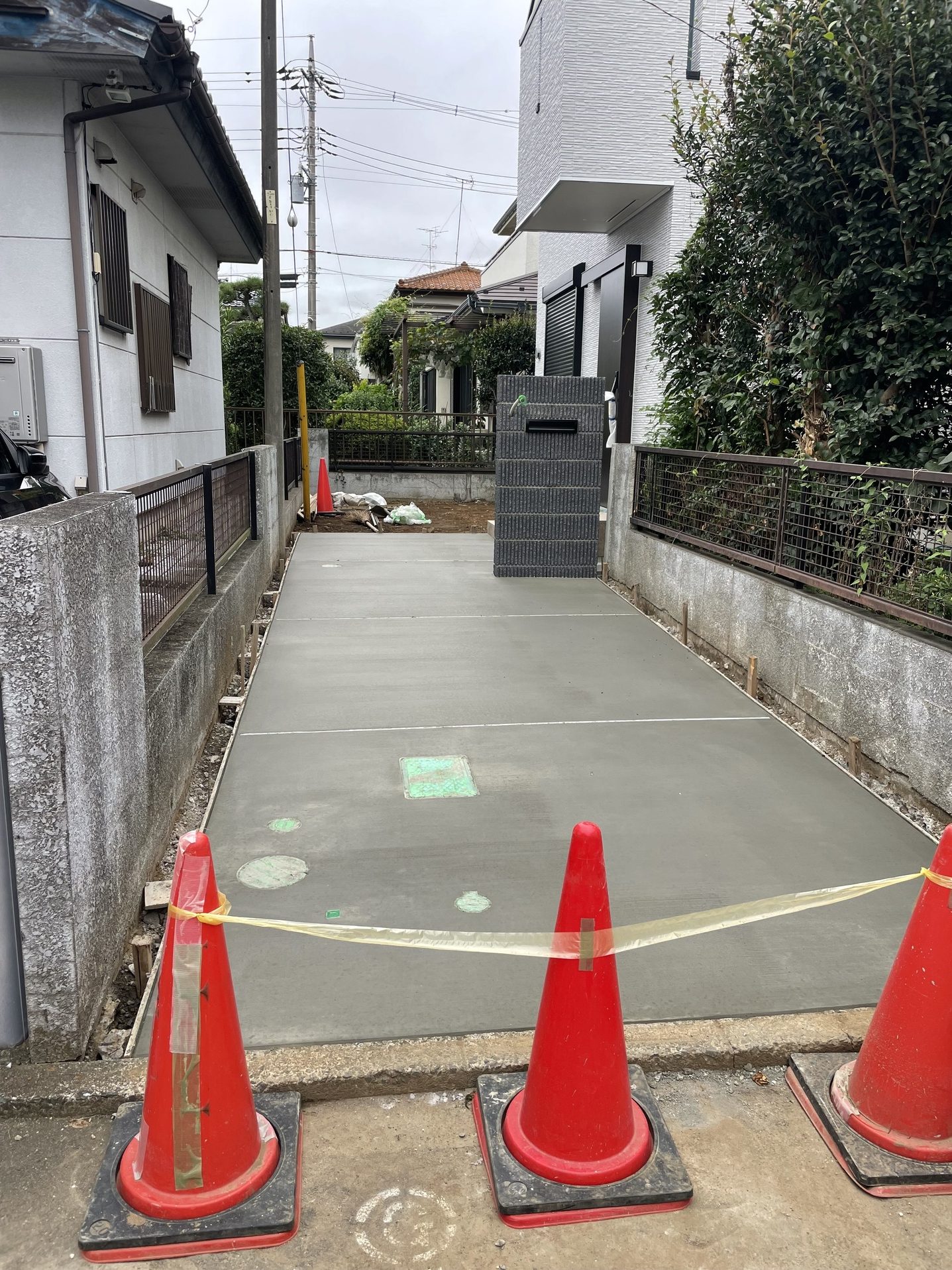 的場の家 新しくつくっている門柱