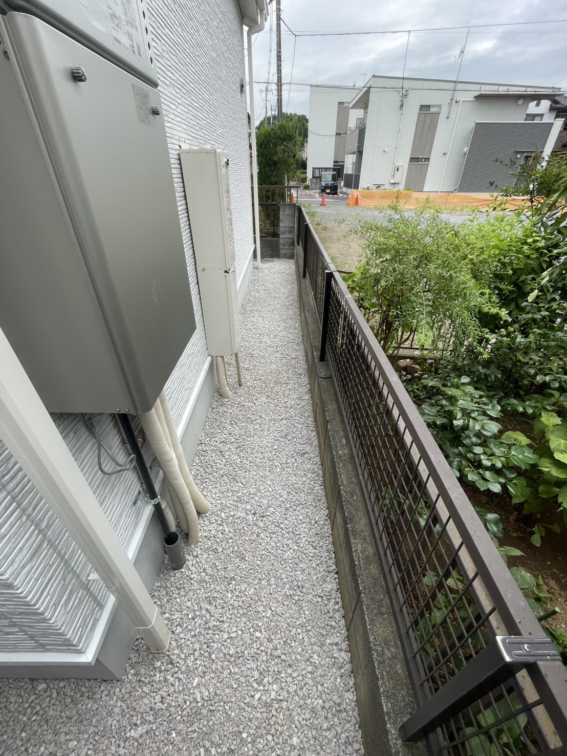 的場の家 防草シートと化粧砂利
