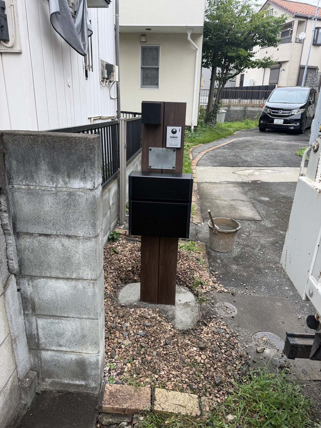 木の雰囲気を残したアルミ製の機能門柱