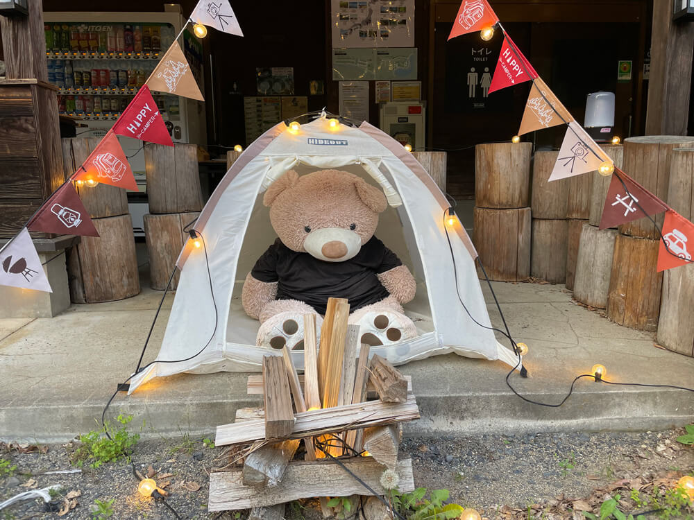 キャンプ場管理棟のクマ
