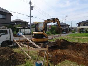 小鳥と一緒に基礎工事始りました